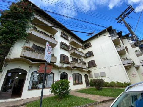 Casa de condomínio em rua Fernando Ferrari - Centro - Canela/RS