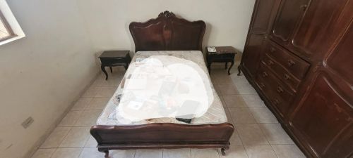 Cama de casal em madeira maciça