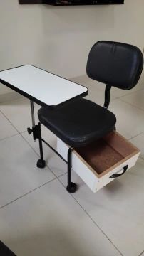 Cadeira de manicure com gaveta e mesa auxiliar
