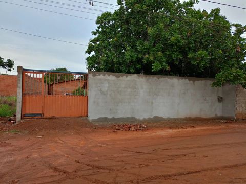Casa com muro e portão 