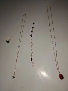 Conjunto de 4 peças  em ouro falta ageita a pulseira