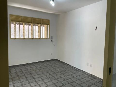 Aluga-se casa no bairro do Tirol, vizinho a escola doméstica valor R$ 1.750, reais