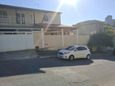 Ótima casa linear com piscina e apartamento de 3 suítes na parte de cima. Cód: 0543