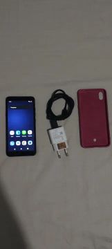 Smartphone Android com carregador