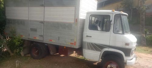 VENDE-SE CAMINHÃO BAÚ MERCEDES BENS L608D BRANCO