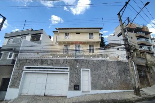 Casa para locação com 03 quartos, sendo duas suítes, copa/cozinha e área Gourmet e duas va