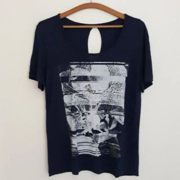 Camiseta Forum Azul Estampada com Recorte nas Costas - Tamanho P