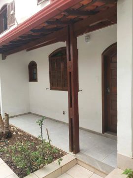 Alugo: Casa Geminada em condomínio. Bairro Santa Rosa