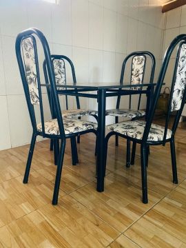 Mesa de Jantar em Metal com 4 Cadeiras