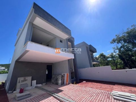Casa de 3 suítes, com lavabo, quintal e 2 vagas de garagem cobertas, Cacupé, Florianópolis