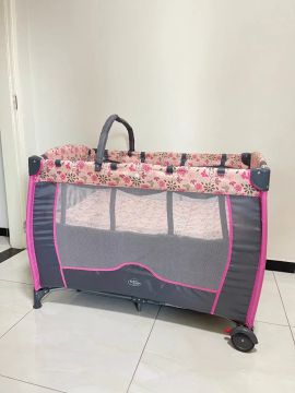 Berço portátil para bebê - rosa com flores