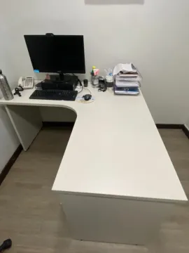 Mesa L de escritório em MDF