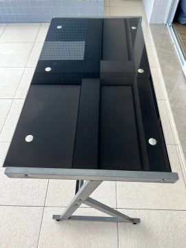 Mesa em vidro temperado
