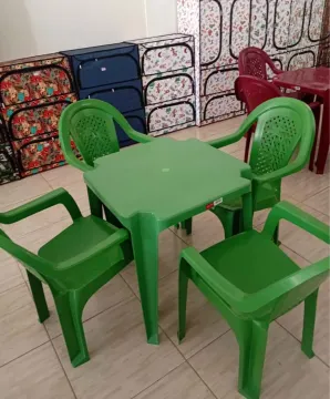 Conjunto de mesa e cadeiras de plástico verde
