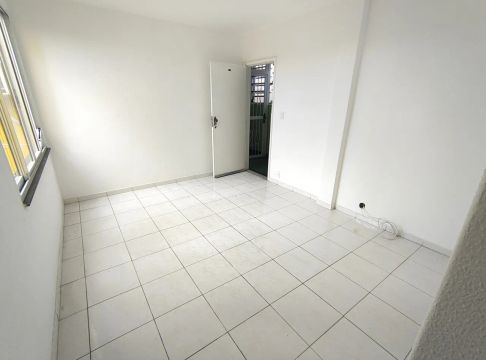 "Vila Valqueire, apartamento 2 quartos. Localização maravilhosa, junto à Praça do Valqueir