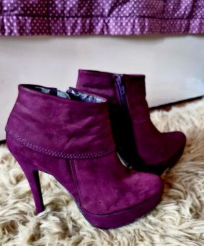Botas de cano curto roxas em suede