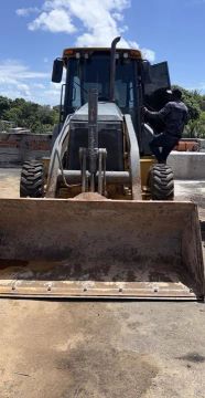 Retroescavadeira 4x4 