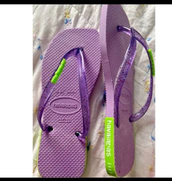 Chinelas Femininas com Tiras de Glitter 