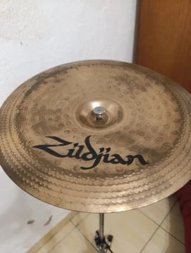 Zildjian ZBT Plus China de 16 polegadas, em excelente estado, e com som incrível!