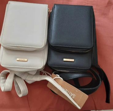 BOLSAS FEMENINA  NAS CORES: PRETA E BEGE