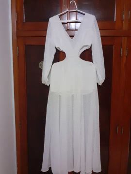 Vestido branco de renda com recortes