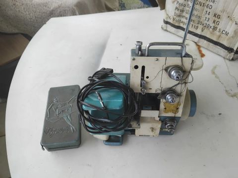 Máquina de Costura Overlock Vigorelli - Usada