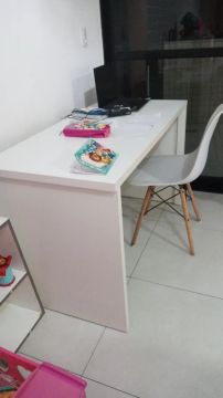 Mesa de escritório branca 