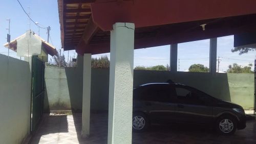 Casa com garagem coberta e quintal