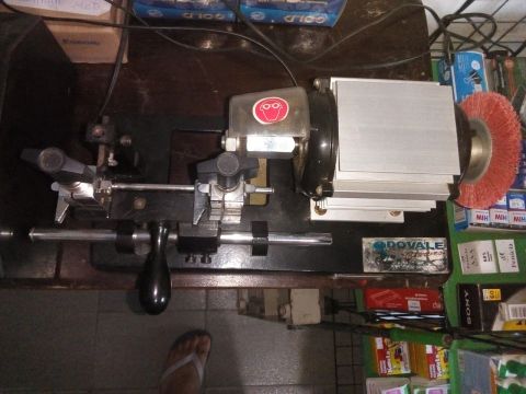 Máquina Copiadora de Chaves DoVale + Painel com 350 chaves
