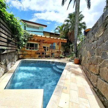 CASA À VENDA OU LOCAÇÃO (MOBILIADA), NO PARQUE DOS PRÍNCIPES 4 DORMITÓRIOS COM PISCINA.