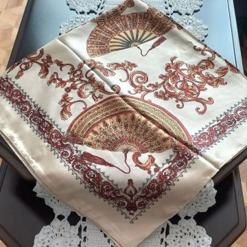 Lenço Bege Quadrado Elegante (novo)