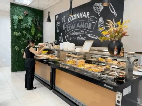 Restaurante em atividade com clientela formada.