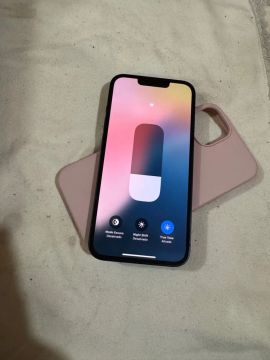 Vendo iPhone 13 128g na garantia Apple com nota fiscal . Valor 2.450$