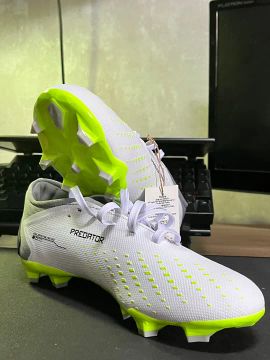 Chuteiras Adidas Predator - Tamanho 40 - Novas