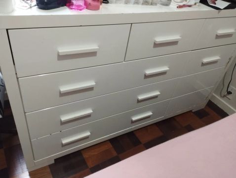 Cômoda com 6 gavetas e uma porta