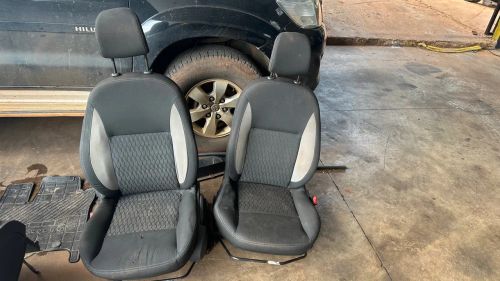 Par de bancos dianteiros de carro