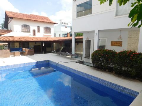 Casa duplex para venda possui 238 metros quadrados com 5 quartos em Cabral - Nilópolis - R