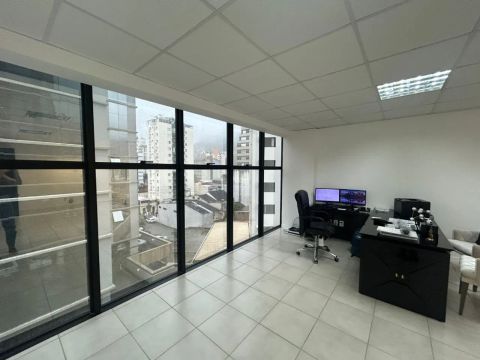 SALA COMERCIAL - EDIFICIO HANTEI OFFICE