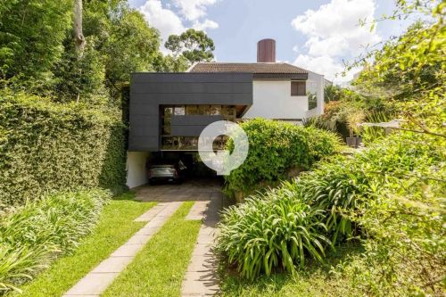 Uma casa projetada com personalidade, inteligência e muito verde!