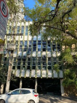 Excelente sala comercial com 30m² em frente a redenção .Prédio com portaria e elevador .Ót
