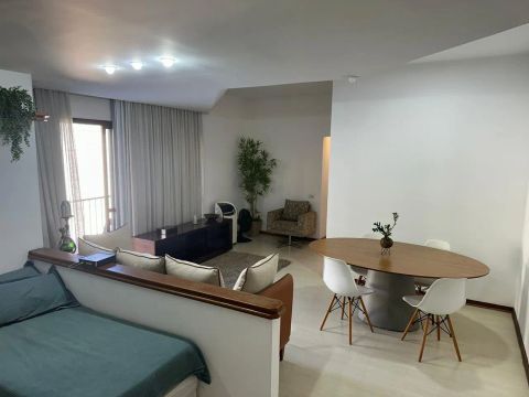 Mesa de Jantar Oval de Madeira