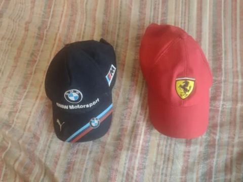 bonés bmw e Ferrari 