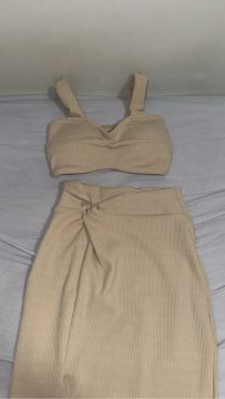 Conjunto top saia bege e vestido azul