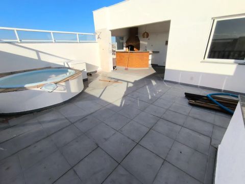 Cobertura duplex com 4 quartos sendo 1 suíte, piscina e churrasq em Riviera Fluminense - M
