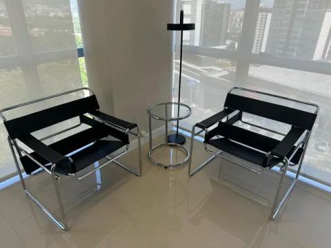 Conjunto Poltronas Wassily + Mesa de Canto + Luminária LED - Design Moderno e Sofisticado!