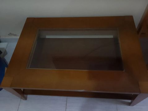 Mesa de centro em madeira com tampo de vidro