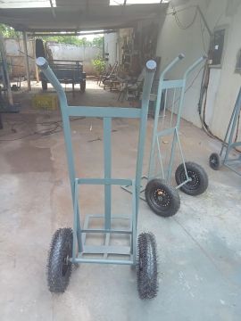 Vendo carrinho de carga tenho disponivel 280kg peneus e câmeras 