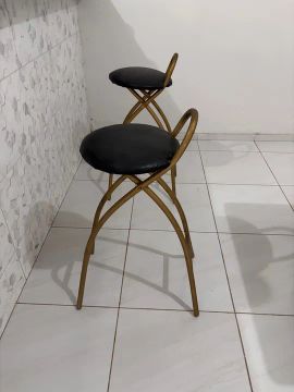 Conjunto de 2 Banquetas Douradas com Assento Preto