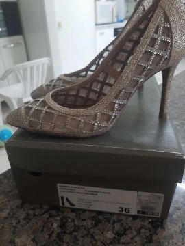 Scarpin Dourado Salto Alto número 36 NUNCA USADO  150 reais  *
