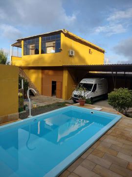 Casa com piscina em avenida 